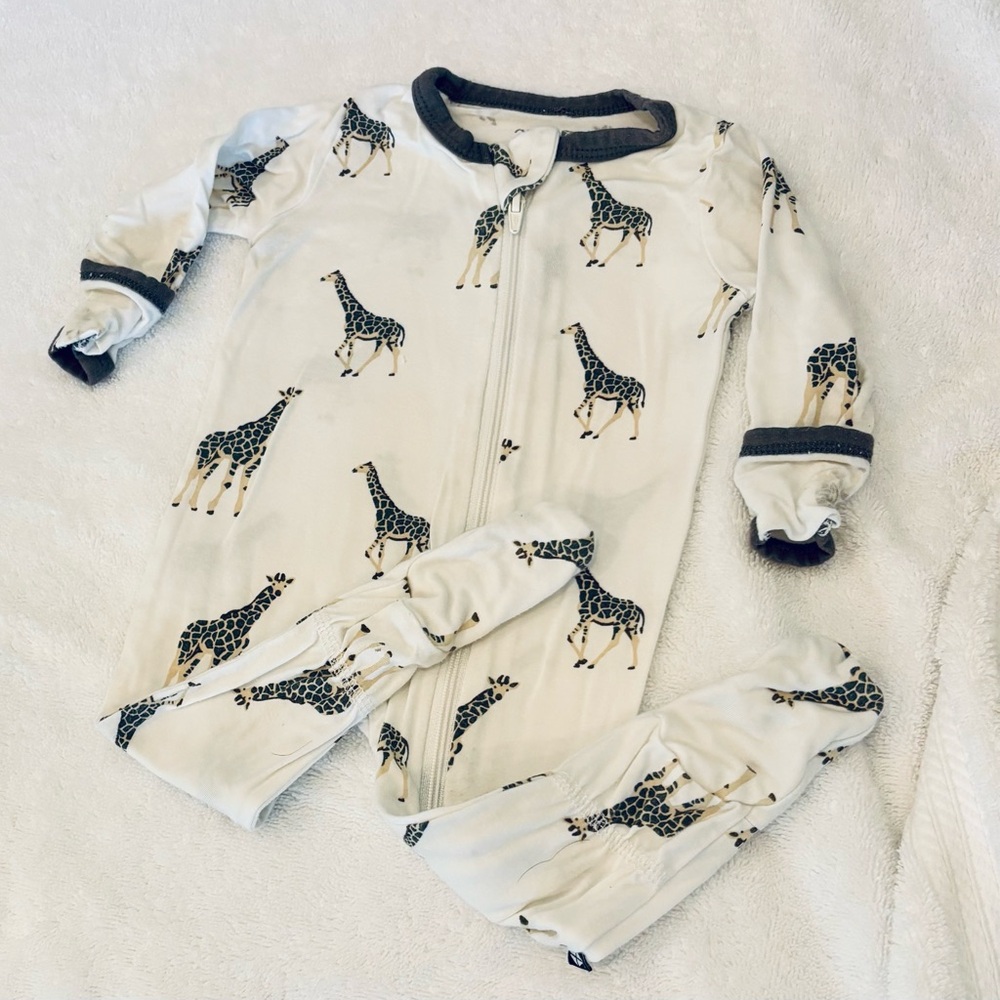 Kyte BABY Zippered Footie in Giraffe Print. The trim is gray.